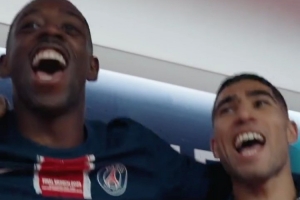 今个真高兴！纳赛尔在更衣室内与球员们一起唱歌庆祝夺冠