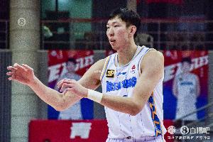 有一手小策应！周琦半场送8助 4中3拿6分4板2帽